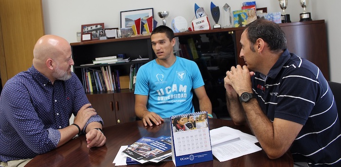 Vicente Guardiola entre el director general de Deportes de la UCAM, Pablo Rosique, y el director académico del Campus de Cartagena, Juan Alfonso García