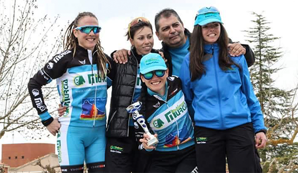 El equipo campeón en tierras alicantinas, con Ángela en primer lugar por la derecha del lector